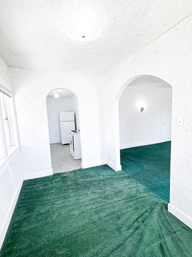 Building Photo - 15Saxey