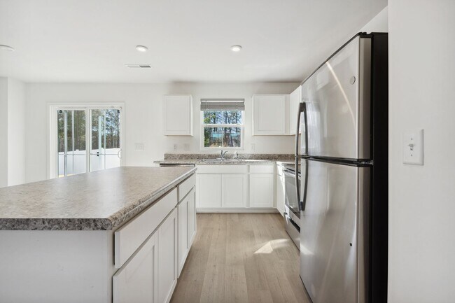 Building Photo - Light and bright 4 bed/ 2,5 bath with fenced back yard and practical glamour!