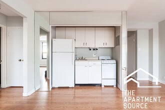 Building Photo - 445 W Wellington Ave