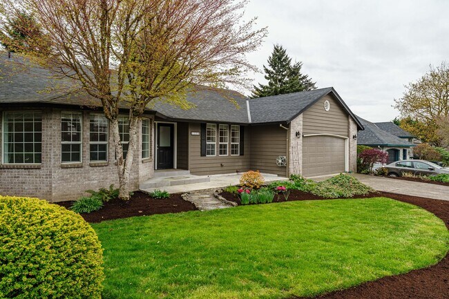Building Photo - Stunning 4-Bedroom 2.5 Bath Home in Maple ...