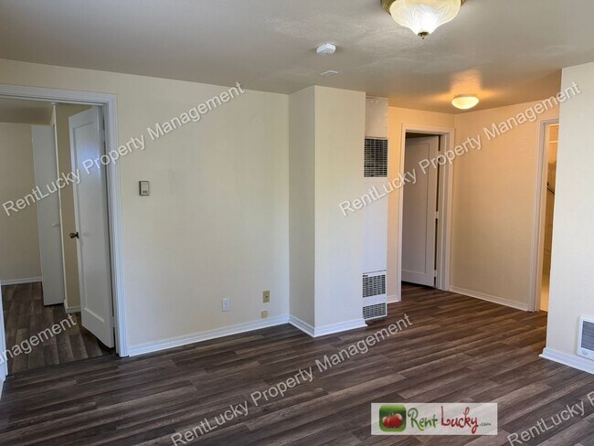 Building Photo - Cute and Remodeled 2-Bedroom Duplex in Great Seattle Location!