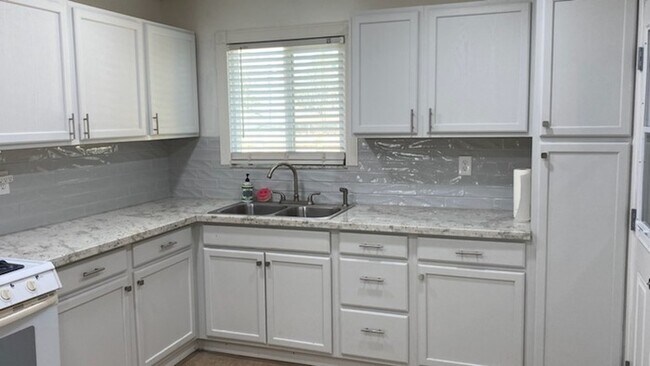 Building Photo - Super cute remodeled unit