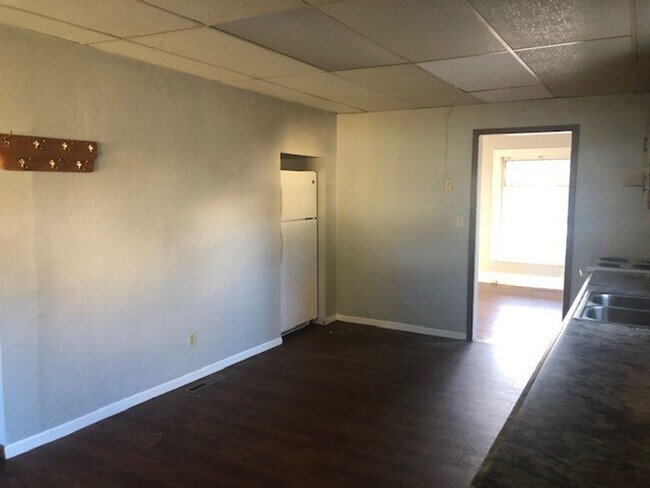 Building Photo - 3 Bedroom House!