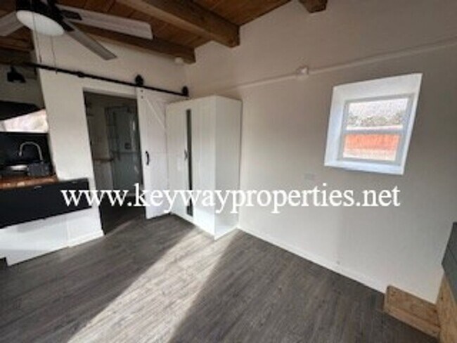 Foto del edificio - Sandia Canyon Studio Apartment Utilities Included