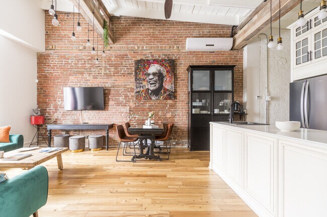 Building Photo - 3975 R. Saint-Denis