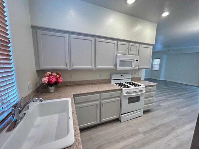 Building Photo - Gated Community 3 Bedroom 2.5 Bathroom Home!