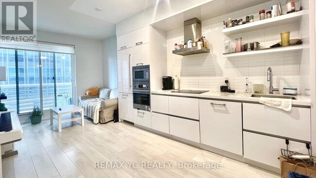 Building Photo - 2221 Yonge St