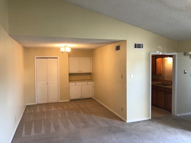 Building Photo - 83 Colonial Dr