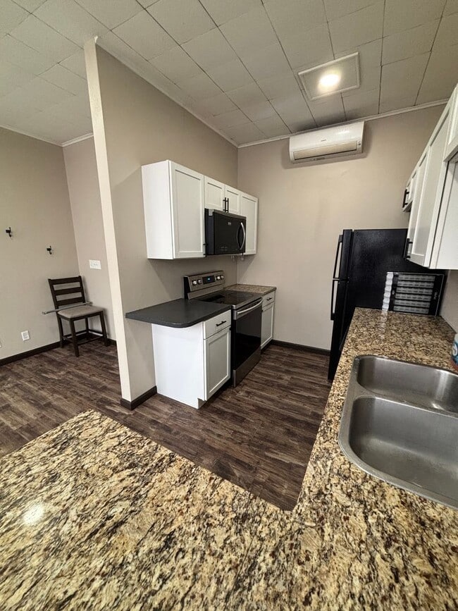 Building Photo - 720 Main St