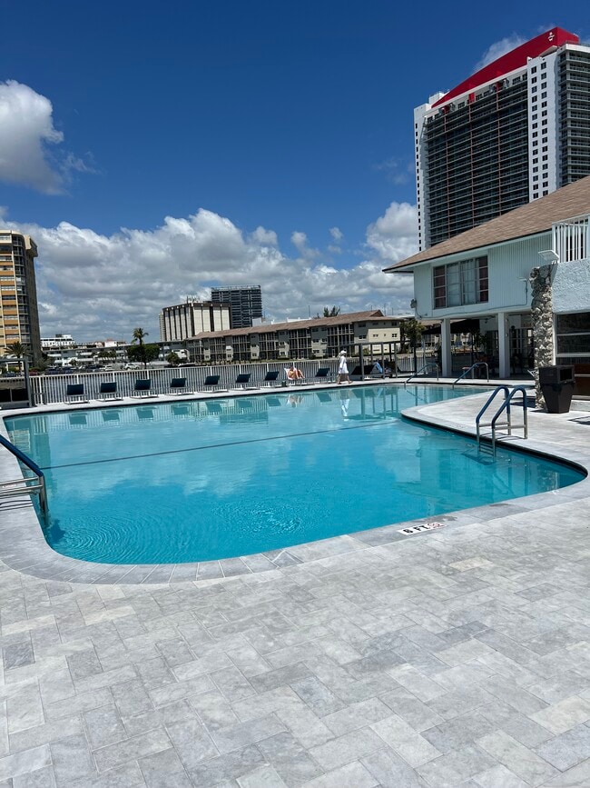 Building Photo - 1833 S Ocean Dr