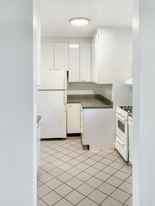 A prized destination in beautiful Forest Hill Garden, a place to call home - A prized destination in beautiful Forest Hill Garden, a place to call home