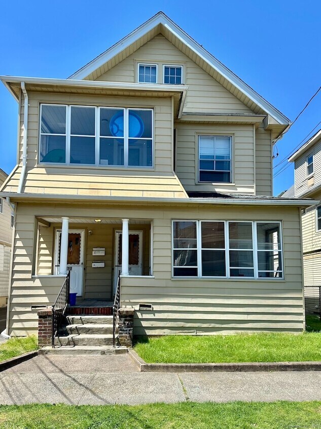 132 East Ave, West Haven, CT 06516 Room for Rent in West Haven, CT