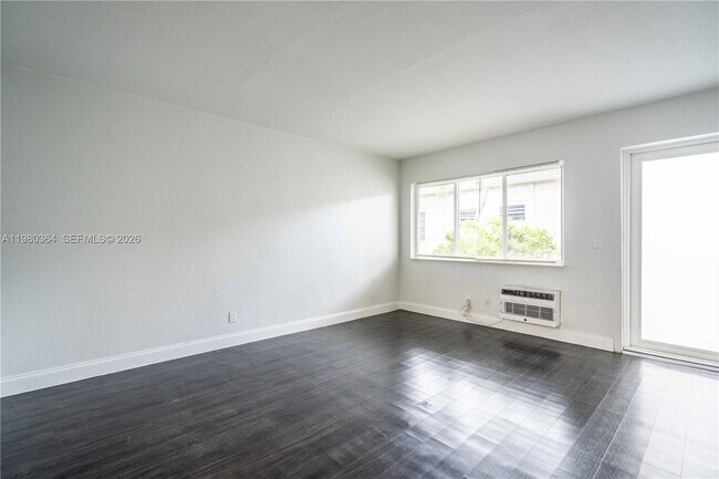 Foto del edificio - 7311 Byron Ave