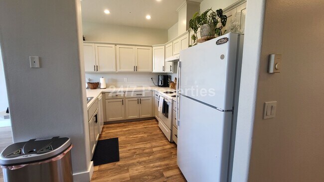Building Photo - Stylish and Modern 3 BD | 2.5 BA Home - Mo...