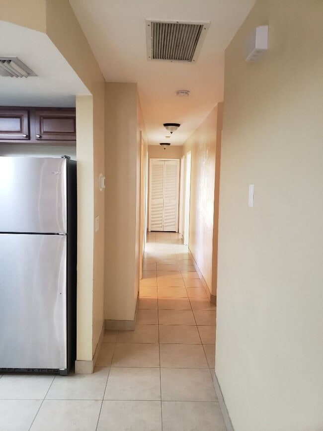 Foto del edificio - A-6 CALL OWNER FOR REPAIRS FIRST