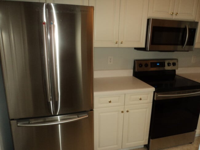 Building Photo - Cape Cottages Modern top floor unit with s...