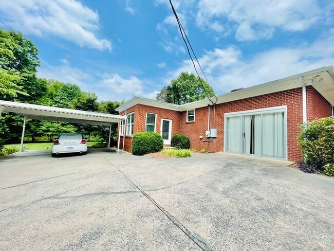Building Photo - 306 Weddington Rd