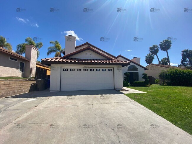 Building Photo - Updated 3BD/2BA with Air Conditioning