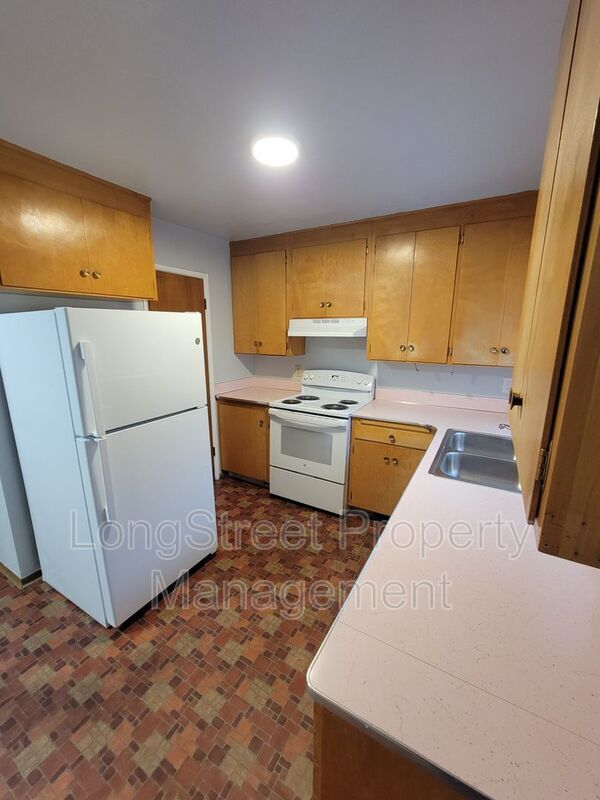 Building Photo - 1353 NW Tyler Ave