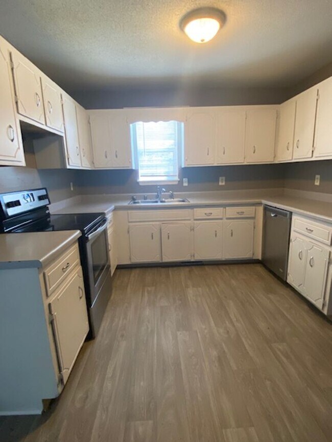 Foto del edificio - Like New & Move in Ready