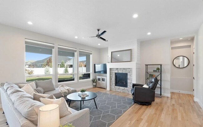 Foto del edificio - Short term lease for this gorgeous 3 bed 2...