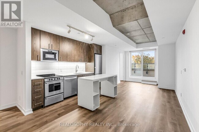 Building Photo - 115 Larchmount Ave