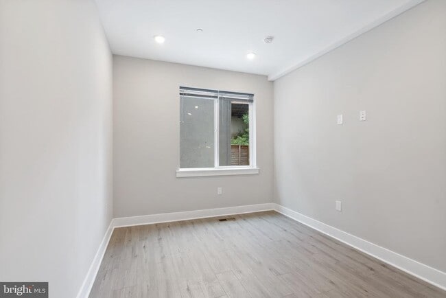 Building Photo - 408 N Front St