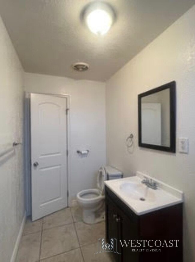 Photo - 1041 W Reeve St Apartment