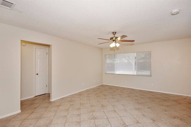 Building Photo - 646 Moss Dr