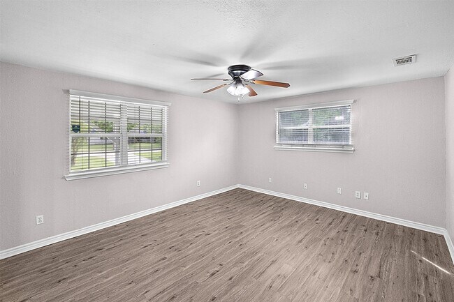 Foto del edificio - 16766 Lake Cir