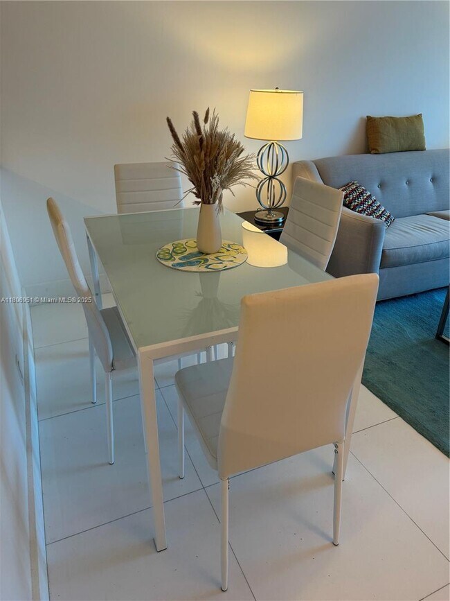 Foto del edificio - 6801 Collins Ave