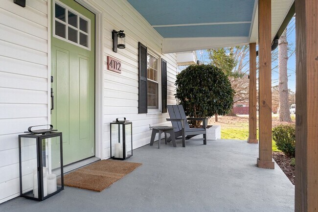 Foto del edificio - Not Your Average Rental: High-End Comfort and Large Fenced Yard in the Heart of Raleigh