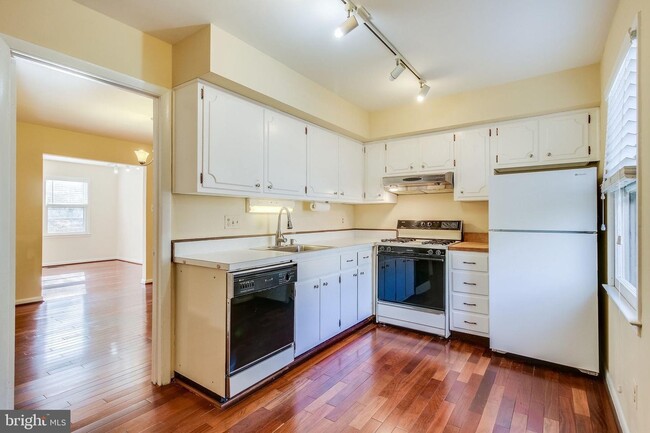 Foto del edificio - 5122 Cliffhaven Dr