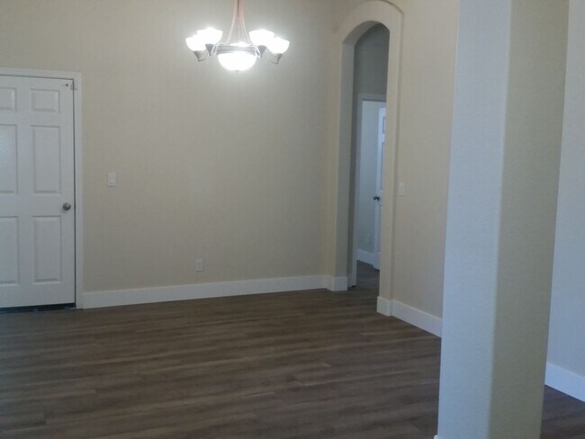 Building Photo - Spacious 4-Bedroom Home in a Great Neighborhood!