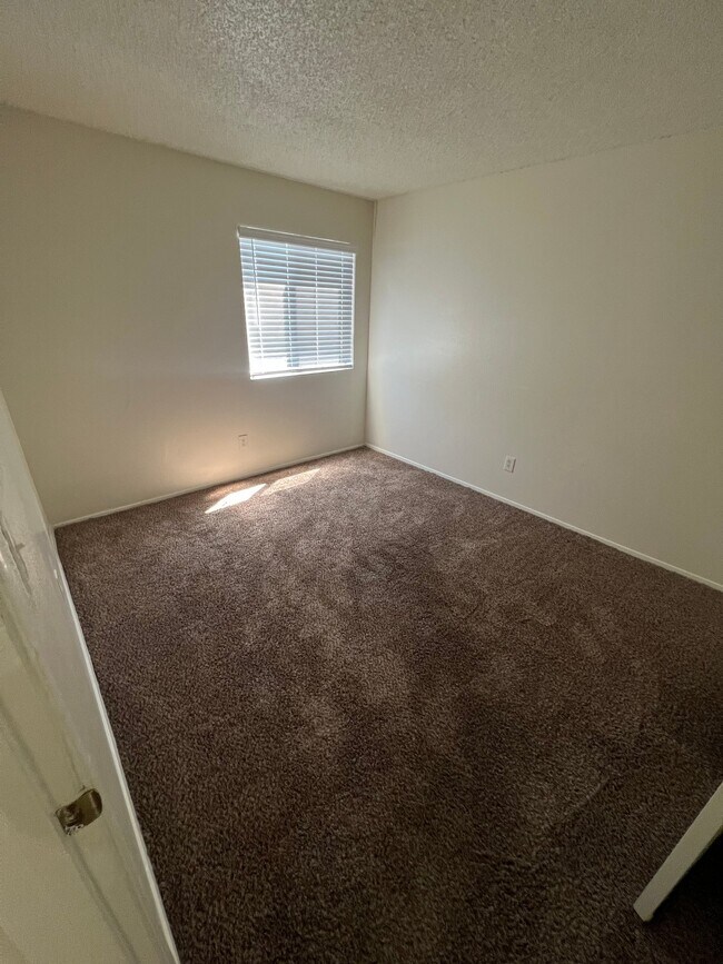 Foto del edificio - 1351 Dustin Dr