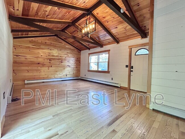 Foto del edificio - 65 Beach Pond Rd