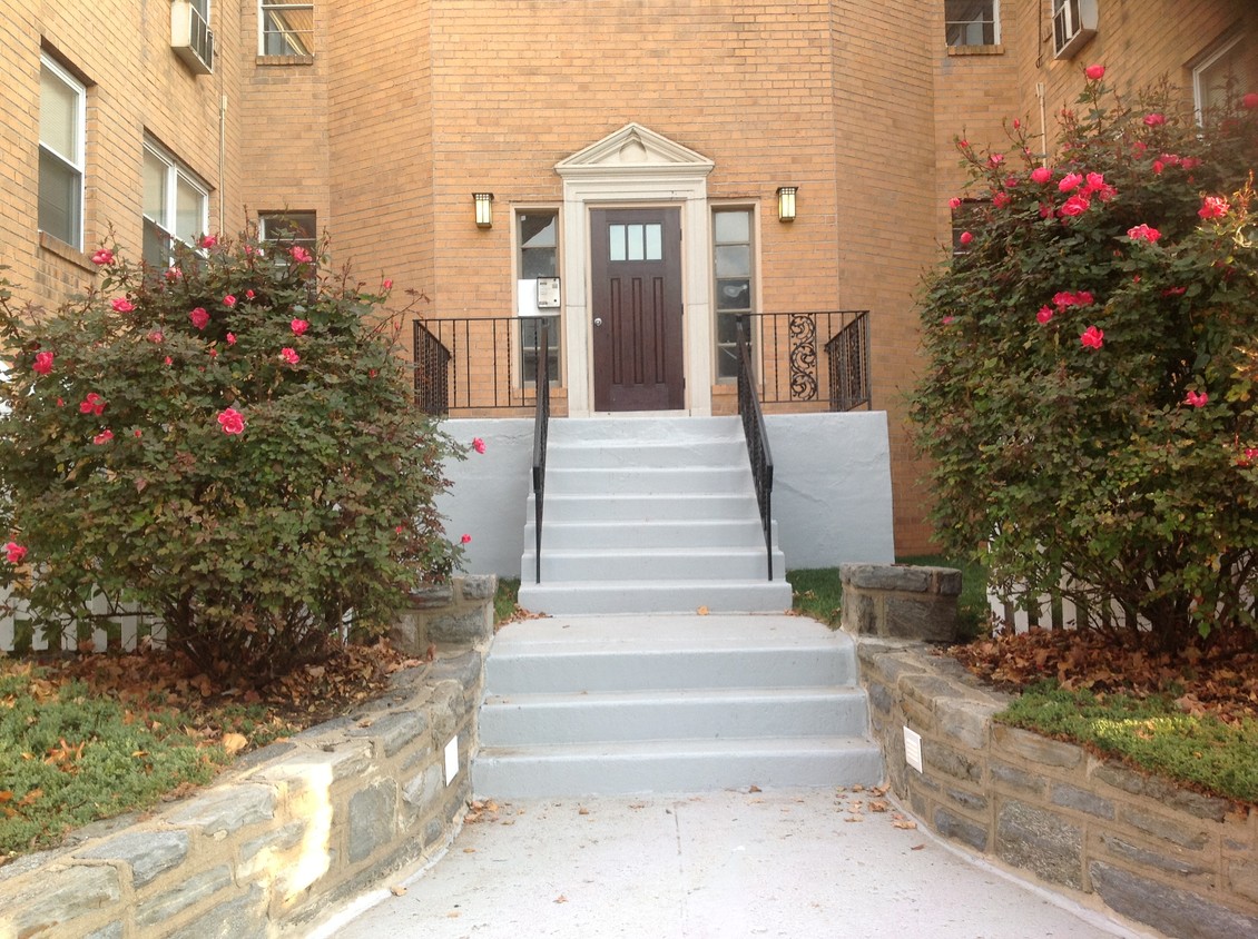 Entrance - 4605 Leiper St