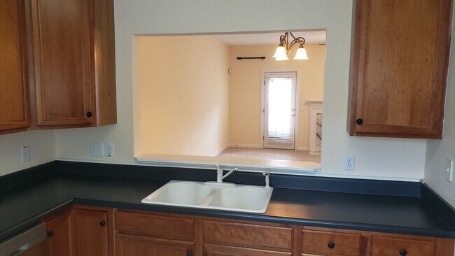 Building Photo - Darling 3br/2.5ba, excellent N Raleigh loc...