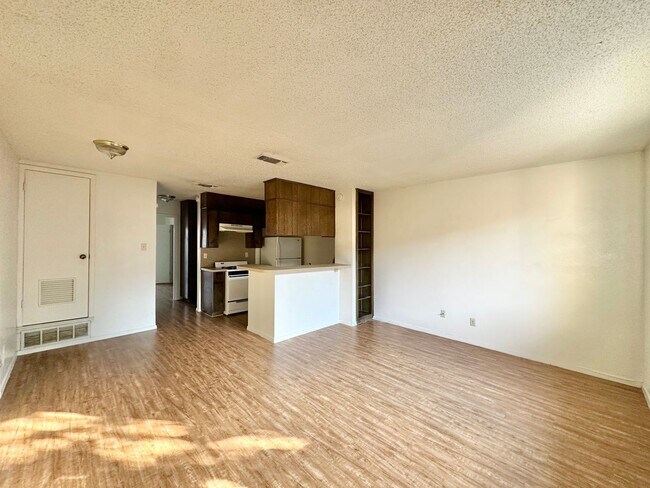Foto del edificio - 2208 Silverway Dr