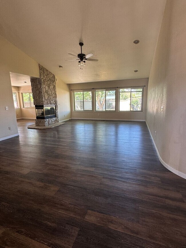 Foto del edificio - Beautiful Home Located in Gated Golf Course Community!!