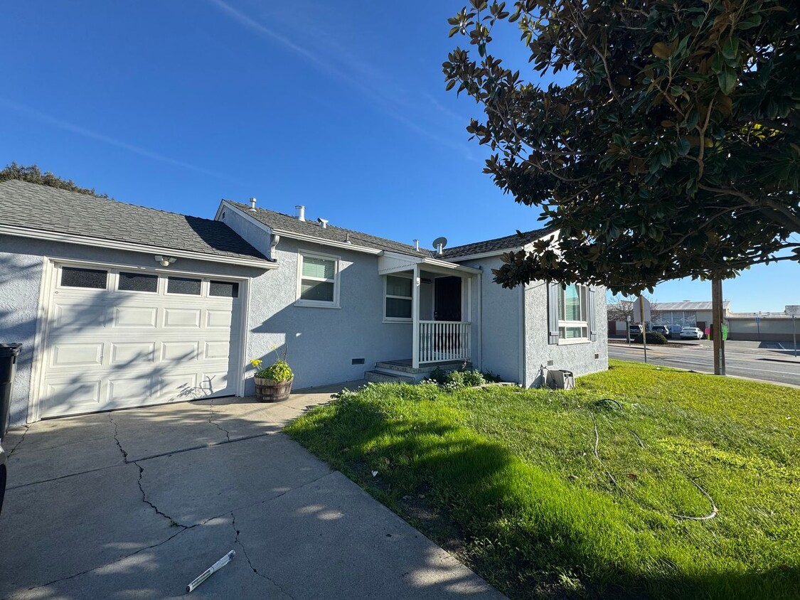 Primary Photo - 3 BEDROOM HOME IN SAN LEANDRO