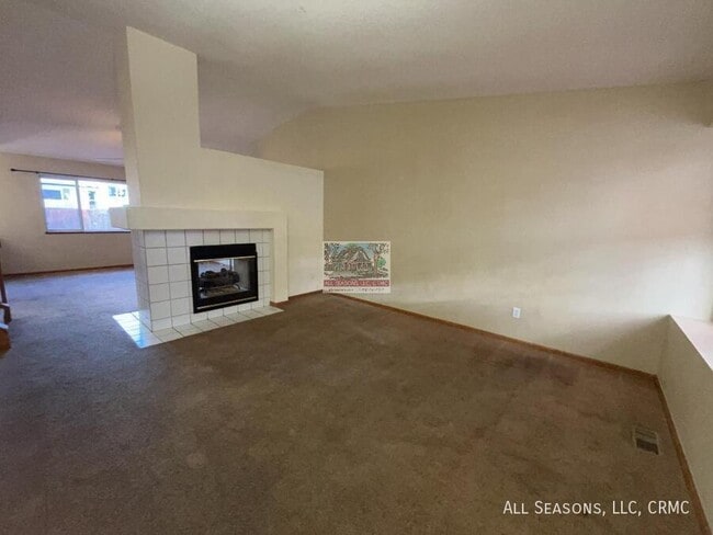 Building Photo - 5921 Fossil Dr