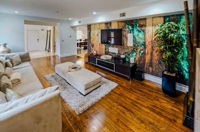 Building Photo - 200 NE 16th Ave