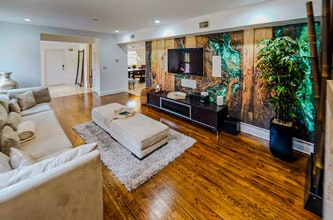 Building Photo - 200 NE 16th Ave