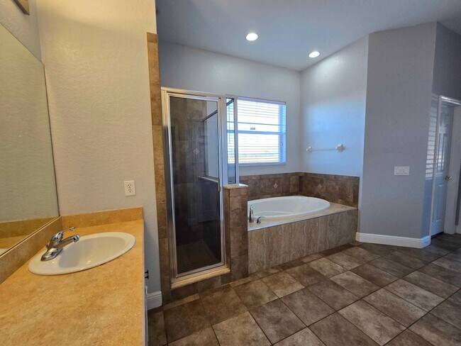 Foto del edificio - Beautiful 3-Bedroom Country Home with Lake View