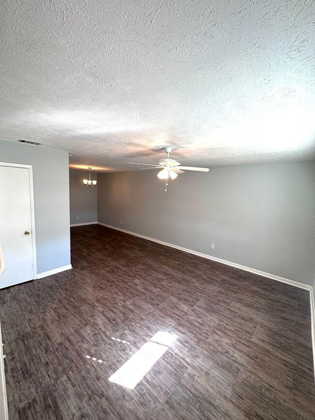 Building Photo - Adorable end unit with 2 Bedroom 1.5 bath ...