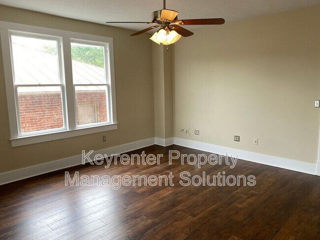 Foto del edificio - 204 W Peabody St