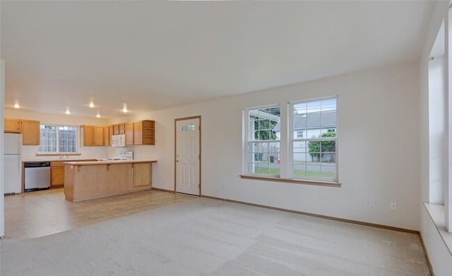 Foto del edificio - Bright Everett Home with 2-Car Garage