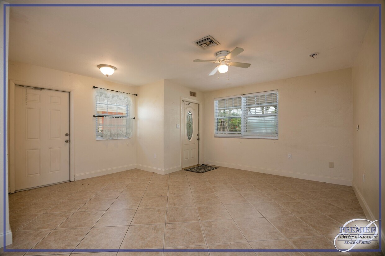 Primary Photo - ***BIKE TO THE BEACH***NAPLES PARK**2BED/1...