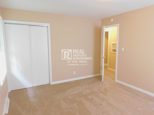 Foto del edificio - 3 Bedroom Home with New Carpet & New Paint...